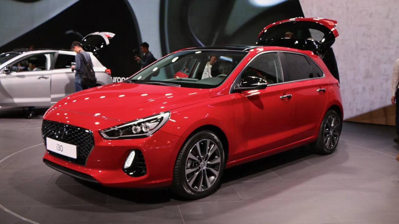 Golf-fighting 2017 Hyundai i30 revealed in Paris