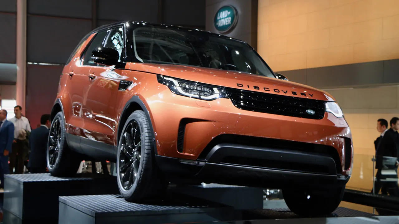 2017 Land Rover Discovery 5 debuts with four-cylinder