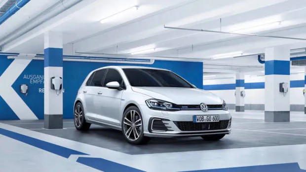 2017 Volkswagen Golf GTE – Chasing Cars