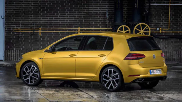 2017 Volkswagen Golf R Line – Chasing Cars