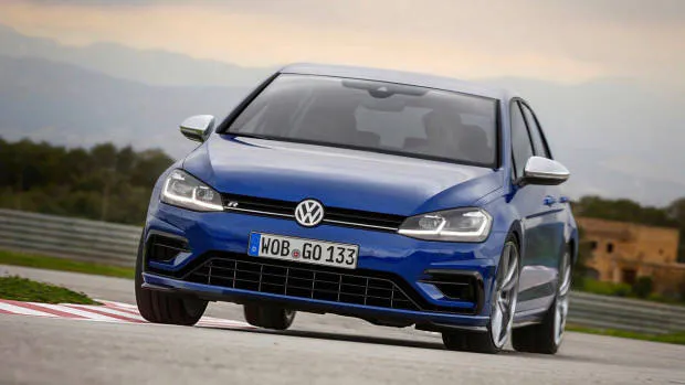 2017 Volkswagen Golf Mk7.5 R blue front