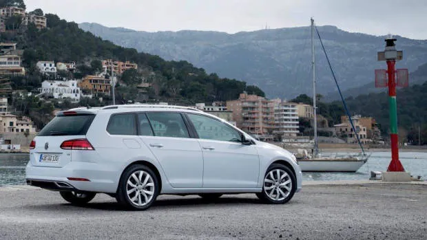 2017 Volkswagen Golf Highline Wagon – Chasing Cars