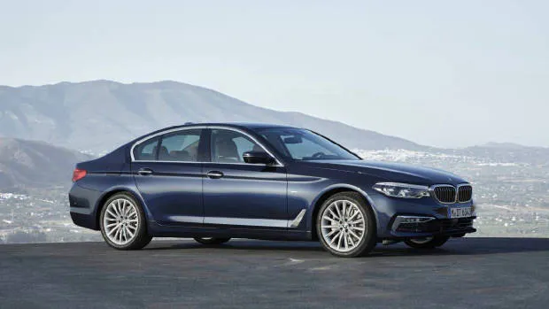 2017 BMW 520i blue front