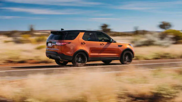 2017 Land Rover Discovery First Edition Namib Orange Side Profile – Chasing Cars