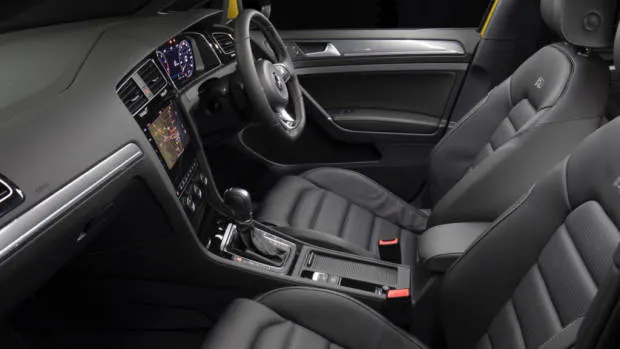 2017 Volkswagen Golf 7.5 110TSI R-Line Seats – Chasing Cars