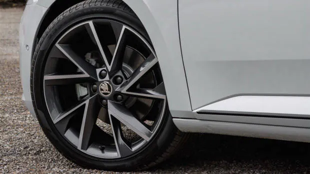 2018 Skoda Superb Sportline wheels