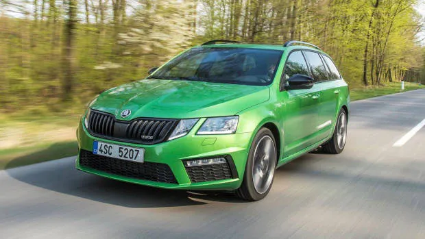2018 Skoda Octavia RS green wagon front