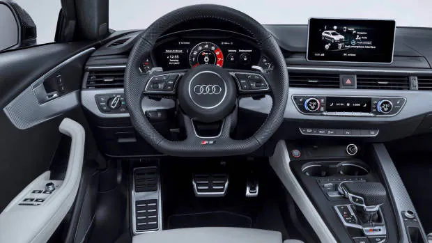 2018 Audi RS4 Avant dashboard