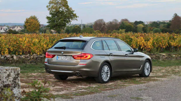 BMW 5 Series Touring Luxury Line Touring Atlas Cedar Front