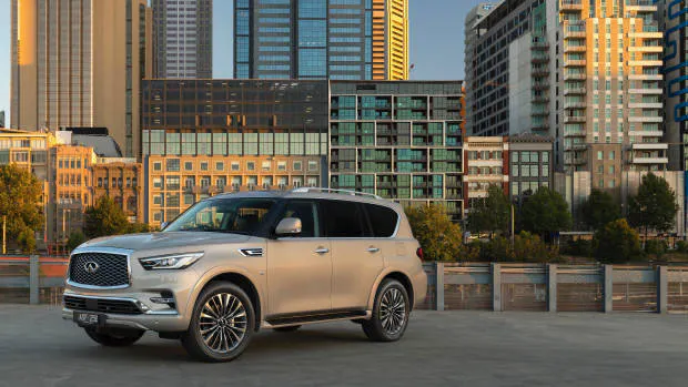2018 Infiniti QX80 silver front 3/4