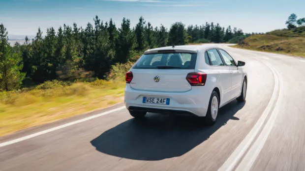 2018 Volkswagen Golf Review 70TSI Pure White Rear End