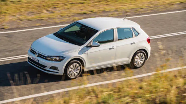 2018 Volkswagen Golf Review 70TSI Pure White Side Profile