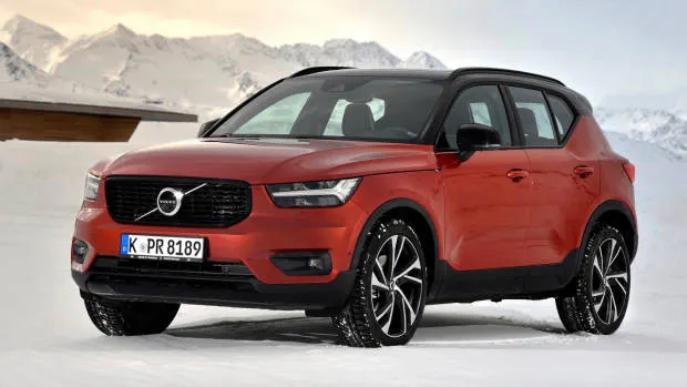 2018 Volvo XC40 R-Line orange front 3/4