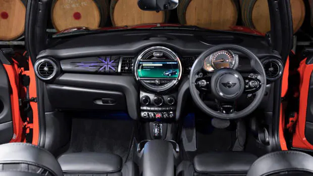 2018 MINI Cooper S dashboard