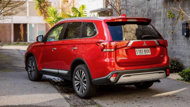 2019 Mitsubishi Outlander red rear 3/4
