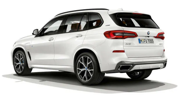 2019 BMW X5 xDrive45e white rear 3/4
