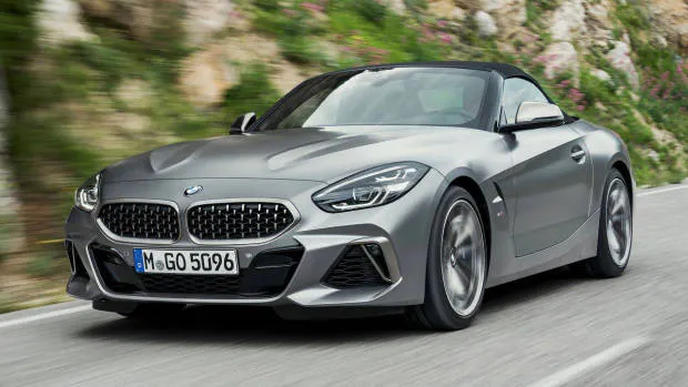 2019 BMW Z4 M40i silver front 3/4 moving