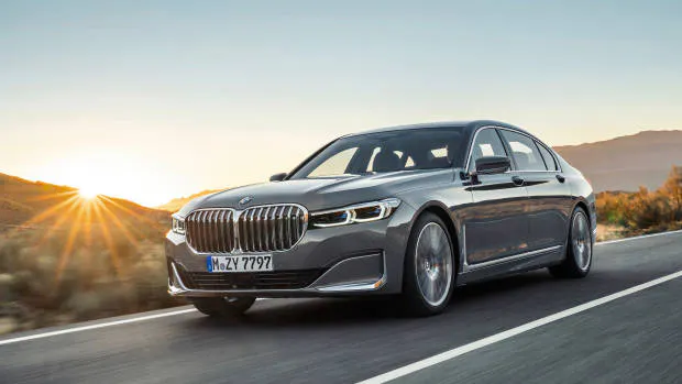 2019 BMW 7 Series grey front 3/4 driving