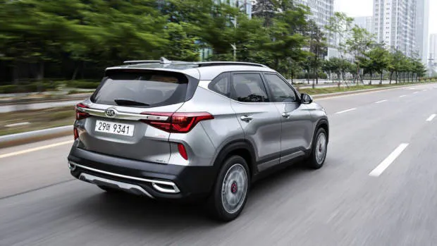 2020 Kia Seltos grey rear end