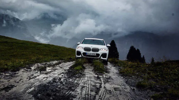 2020 BMW X3 xDrive 30e front