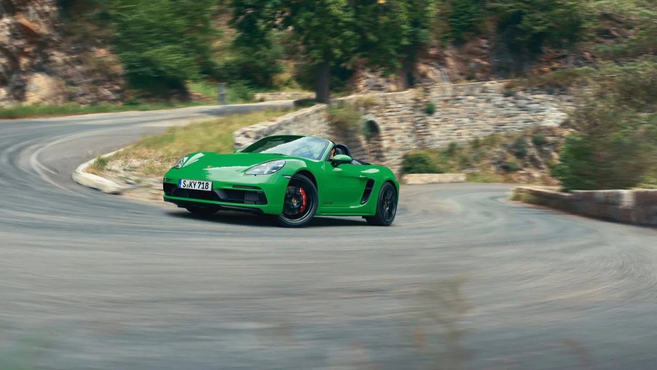 Flat-six makes triumphant return in Porsche 718 GTS pair