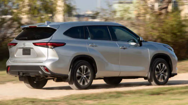 Toyota Kluger 2021 silver ride