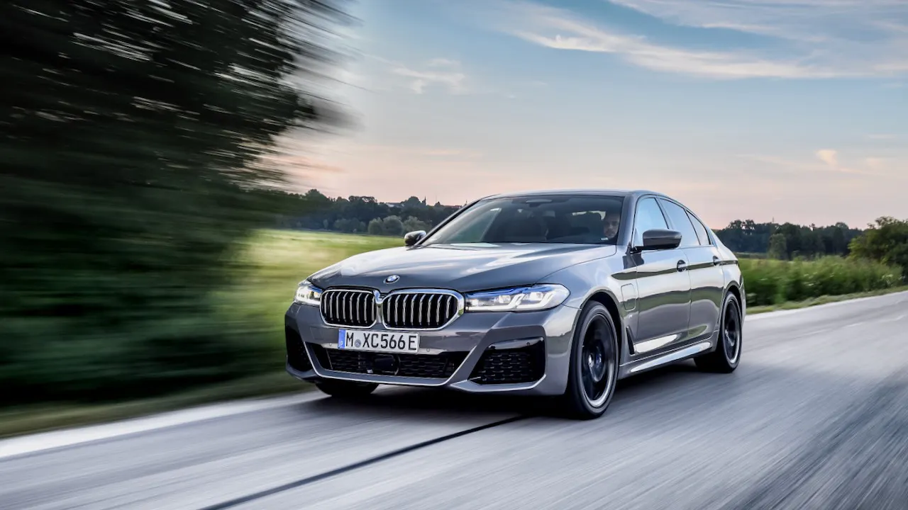 2021 BMW 545e Sedan is a PHEV with a smooth straight-six