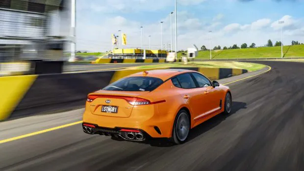 Kia Stinger 2021 driving