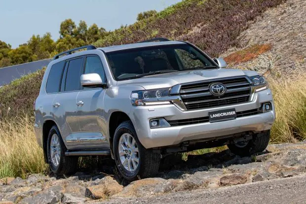 Toyota Land Cruiser Sahara Horizon 2021 climbing