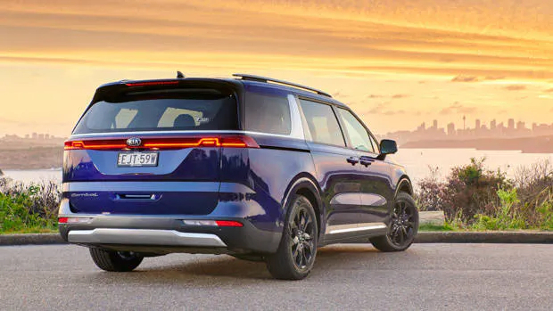 Kia Carnival Platinum 2021 rear end