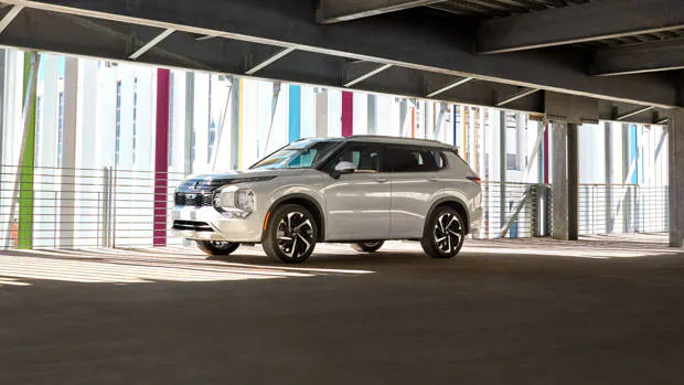 Mitsubishi Outlander 2021 front 3/4