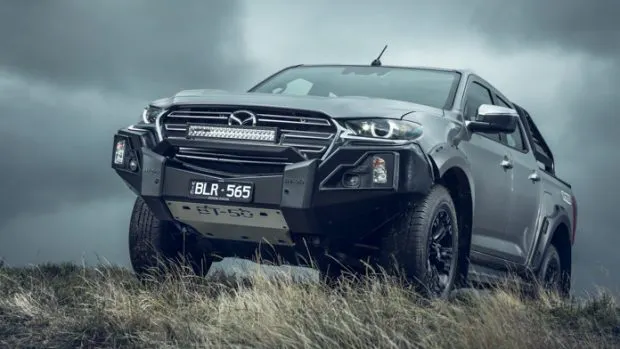 Mazda BT-50 Thunder 2021 climbing