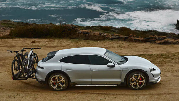 Porsche Taycan Cross Turismo 2021 beach