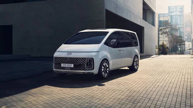 Hyundai Staria 2021 front 3/4