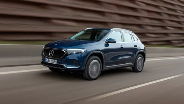 Mercedes-Benz EQA 300-350 4Matic 2022 driving