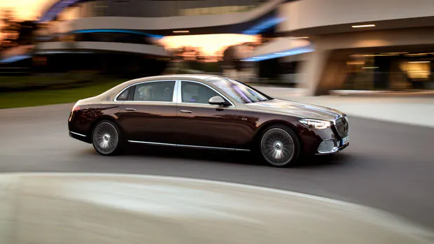 Mercedes-Maybach S680 2021 driving front 3/4