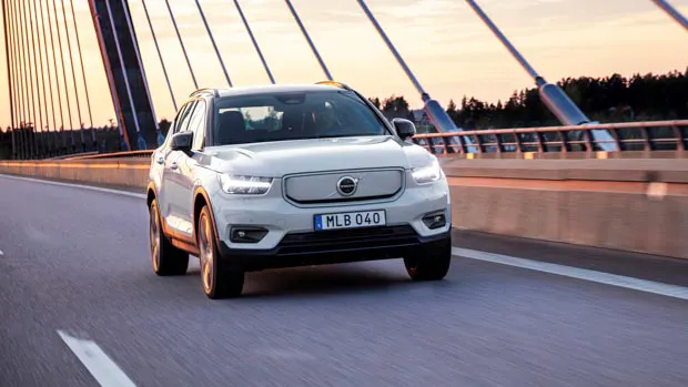 Volvo XC40 Recharge Pure Electric 2021 driving 3/4 front