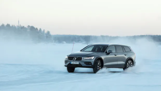 Volvo V60 Cross Country 2022 sliding