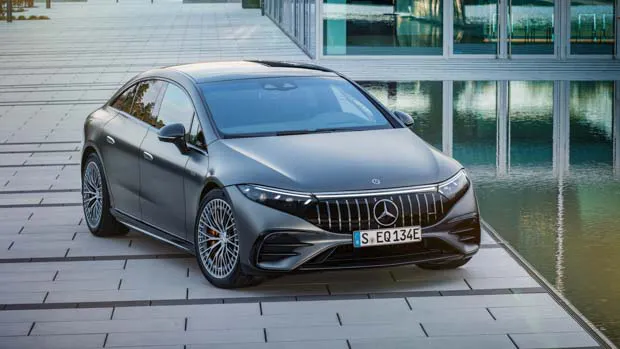Mercedes-AMG EQS 53 2022 front 3/4 static