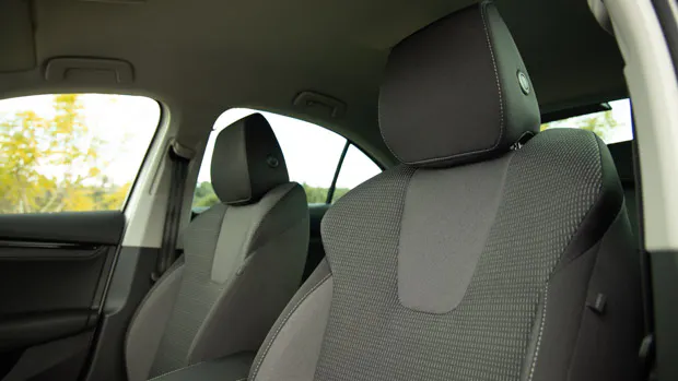 Skoda Octavia 110TSI Ambition 2021 front seats