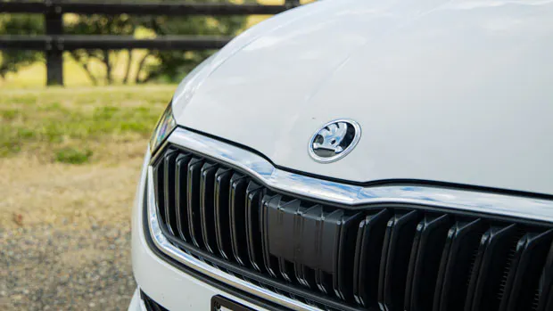 Skoda Octavia 110TSI Ambition 2021 white badge