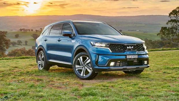 Kia Sorento PHEV 2022 front 3/4 2