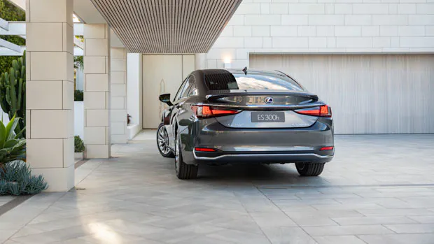 Lexus ES 300h Sports Luxury 2022 rear end