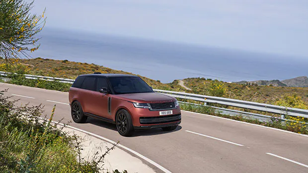 Range Rover 2022 front 3/4 red