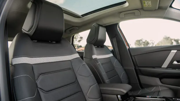 Citroen C4 Shine 2022 front cabin