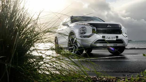 Mitsubishi Outlander 2022 white front end