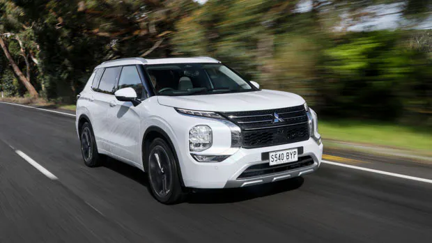 Mitsubishi Outlander 2022 white front end