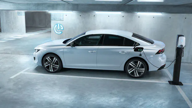 Peugeot_508_Hybrid_2022_charging