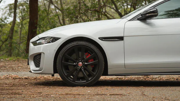 Jaguar XE P300 AWD Black 2022 wheels