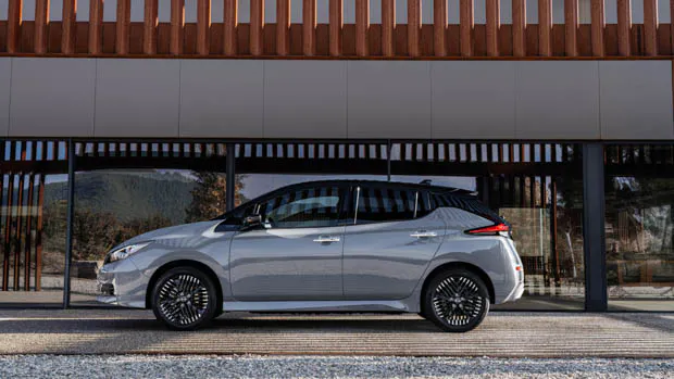Nissan Leaf 2022 side shot